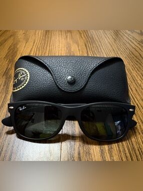 NWOT Ray-Ban Unisex Black New Wayfarer Sunglasses with Black Case